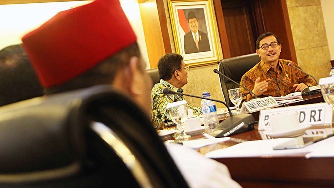 Menteri Agraria dan Tata Ruang Ferry Mursyidan Baldan (kanan) mengikuti rapat kerja dengan Wakil Ketua DPD RI Farouk Muhammad (kiri), membahas empat kasus sengketa tanah yang menonjol, utamanya terkait hak rakyat di gedung Nusantara IV DPD, Senayan, Jakarta, Senin (16/2). 