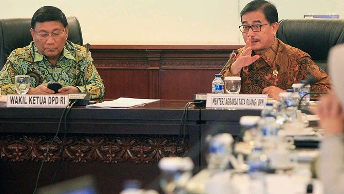 Menteri Agraria dan Tata Ruang Ferry Mursyidan Baldan (kanan) mengikuti rapat kerja dengan Wakil Ketua DPD RI Farouk Muhammad (kiri), membahas empat kasus sengketa tanah yang menonjol, utamanya terkait hak rakyat di gedung Nusantara IV DPD, Senayan, Jakarta, Senin (16/2). 