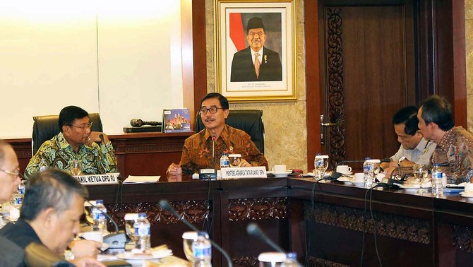 Menteri Agraria dan Tata Ruang Ferry Mursyidan Baldan (kanan) mengikuti rapat kerja dengan Wakil Ketua DPD RI Farouk Muhammad (kiri), membahas empat kasus sengketa tanah yang menonjol, utamanya terkait hak rakyat di gedung Nusantara IV DPD, Senayan, Jakarta, Senin (16/2). 