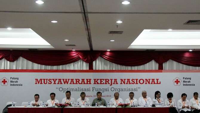 Pengurus pusat Palang Merah Indonesia (PMI) yang diketuai Wakil Presiden Jusuf Kalla (tengah), dalam acara Musyawarah Nasional Palang Merah Indonesia (PMI) bertema 