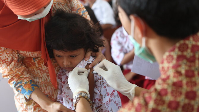 Pemberian vaksinasi Typhoid