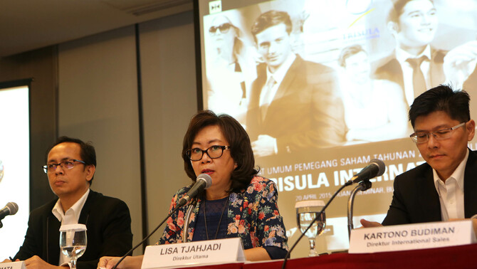 Direktur Utama PT Trisula International Tbk (TRIS) Lisa Tjahjadi (tengah) bersama Direktur Independent & Retail TRIS Rudolf Simarmata (kiri) dan Direktur International Sales TRIS Kartono Budiman saat Rapat Umum Pemegang Saham Tahunan (RUPST) di Jakarta, Senin (20/4). 