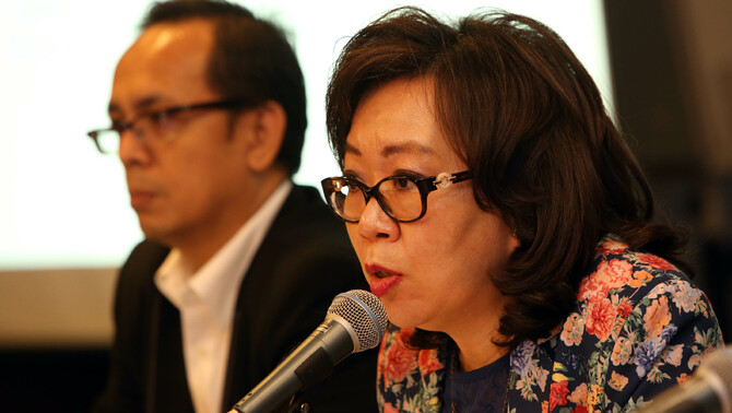 Direktur Utama PT Trisula International Tbk (TRIS)  Lisa Tjahjadi memberi keterangan hasil Rapat Umum Pemegang Saham Tahunan (RUPST) di Jakarta, Senin (20/4). 