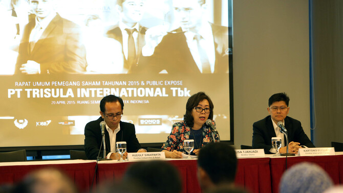 Direktur Utama PT Trisula International Tbk (TRIS) Lisa Tjahjadi (tengah) bersama Direktur Independent & Retail TRIS Rudolf Simarmata (kiri) dan Direktur International Sales TRIS Kartono Budiman saat Rapat Umum Pemegang Saham Tahunan (RUPST) di Jakarta, Senin (20/4). 