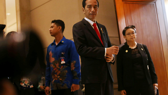 Presiden RI Joko Widodo bersama Mentri Luar Negeri RI Retno L. Marsudi menunggu kedatangan Perdana Mentri Palestina Rami Hamdallah di sela-sela kegiatan Asian African Business Summit dalam rangkaian peringata konfrensi Asia Africa di Jakarta, 21 April 2015.