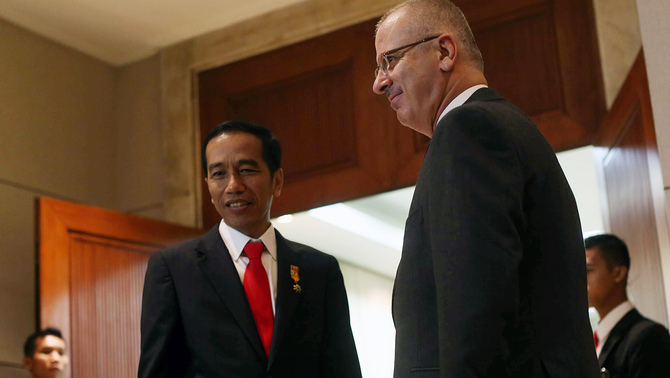 Presiden RI Joko Widodo menyambut Perdana Mentri Palestina Fariz M. Nehdawi dalam pertemuan bilateral di sela-sela kegiatan Asian African Business Summit dalam rangkaian peringata konfrensi Asia Africa di Jakarta, 21 April 2015.