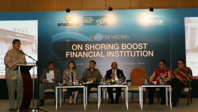 Deputi Komisioner Pegawas Perbankan OJK, Mulya E. Siregar (kiri) bersama pembicara ( kiri - kanan) Pemimpin Redaksi Majalah Investor / Moderator Primus Dorimulu, General Manager Anabatic Cendrawati Yun Vonda, Direktur Anabatic, Ferdinand Gunadi, Pengamat Teknologi Informasi Perbankan Jos Luhukay, Ketua Komisi Kerja IT Perbanas Mohammad Guntur, Perwakilan dari Perhimpunan Bank Internasional Indonesia (Perbina) Muhamadian Rostian saat Diskusi Panel dengan tema 