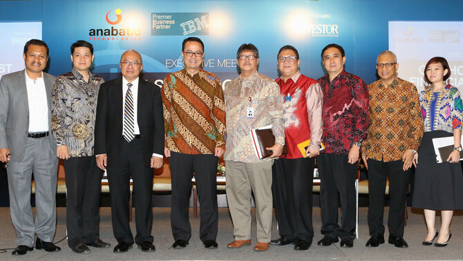 Deputi Komisioner Pegawas Perbankan OJK, Mulya E. Siregar (tengah), Presiden Direktur Anabatic Technologies Handojo Sutjipto (ketiga kanan), Sekjend Perbina Kemal Sambul (kedua kanan) bersama panelis (kiri-kanan) Pemimpin Redaksi Majalah Investor / Moderator Primus Dorimulu, Direktur Anabatic Ferdinand Gunadi, Pengamat Teknologi Informasi Perbankan Jos Luhukay, Perwakilan dari Perhimpunan Bank Internasional Indonesia (Perbina) Muhamadian Rostian, Ketua Komisi Kerja IT Perbanas Mohammad Guntur, General Manager Anabatic Cendrawati Yun Vonda usai Diskusi Panel dengan tema 