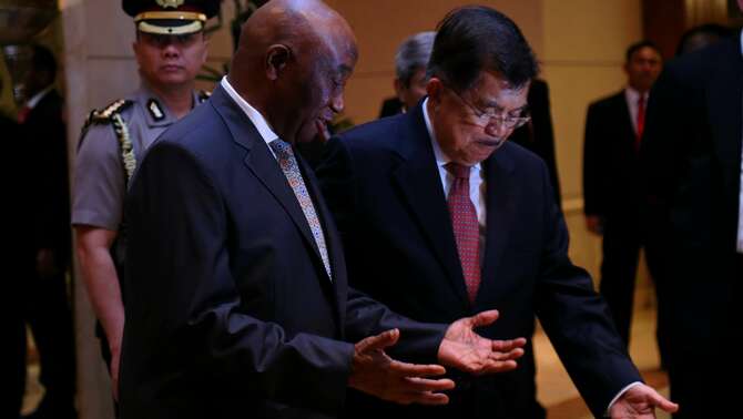 Wakil Presiden Jusuf Kalla (kanan) berbincang dengan Wakil Presiden Liberia Joseph Nyumai Boakai (kiri) usai pertemuan bilateral antara Indonesia dengan Liberia dalam rangkaian KTT Asia-Afrika di Jakarta Convention Center, Jakarta, 21 April 2015