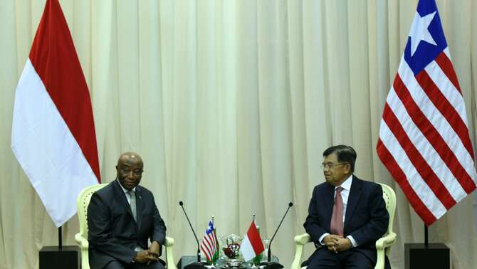 Wakil Presiden Jusuf Kalla (kanan) berbincang dengan Wakil Presiden Liberia Joseph Nyumai Boakai (kiri) saat pertemuan bilateral antara Indonesia dengan Liberia dalam rangkaian KTT Asia-Afrika di Jakarta Convention Center, Jakarta, 21 April 2015
