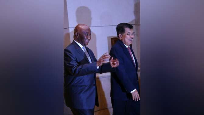 Wakil Presiden Jusuf Kalla (kanan) berbincang dengan Wakil Presiden Liberia Joseph Nyumai Boakai (kiri) usai pertemuan bilateral antara Indonesia dengan Liberia dalam rangkaian KTT Asia-Afrika di Jakarta Convention Center, Jakarta, 21 April 2015