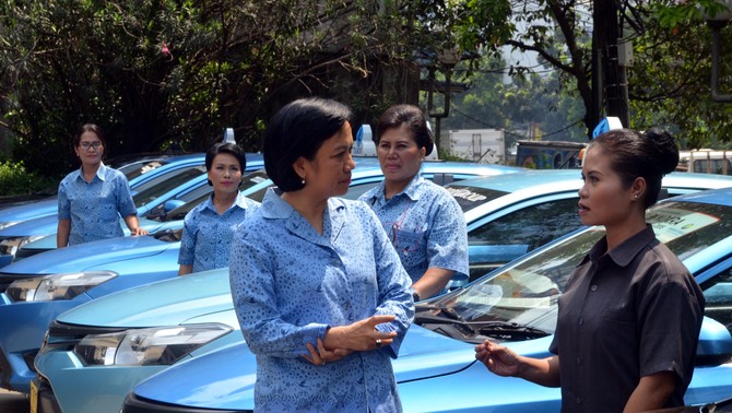 Vice President Teknik Bintarti A. Yulianto bersama para pengemudi perempuan saat memperingati hari Kartini di Jakarta, Selasa (21/4). 