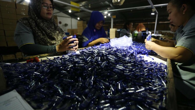 Pekerja menyelesaikan pembuatan alat tulis di Pabrik Standarpen, Bitung, Tangerang, Rabu (22/4). Produsen bolpoin dalam negeri ini setiap bulan mampu menghasilkan 120 juta bolpoin yang tidak hanya dipasarkan di dalam negeri, melainkan juga diekspor ke Amerika, Australia, Jerman, Dubai, dan negara lainnya. 