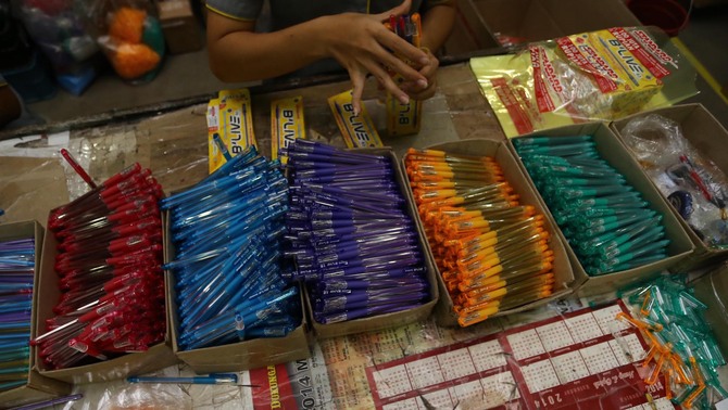 Pekerja menyelesaikan pembuatan alat tulis di Pabrik Standarpen, Bitung, Tangerang, Rabu (22/4). 