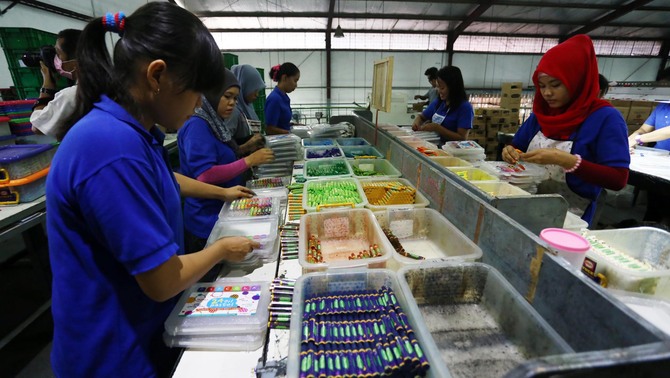 Pekerja menyelesaikan pembuatan alat tulis di Pabrik Standarpen, Bitung, Tangerang, Rabu (22/4). 