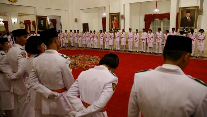 Anggota Pasukan Pengibar Bendera (Paskibraka) tahun 2015 persiapan mengikuti acara pengukuhan yang dipimpin oleh Presiden Joko Widodo di Istana Negara, Jakarta, Sabtu (15/8). 