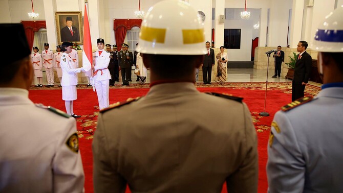 Presiden Joko Widodo (kanan) memimpin upacara pengukuhan anggota Pasukan Pengibar Bendera (Paskibraka) tahun 2015 di Istana Negara, Jakarta, Sabtu (15/8). 