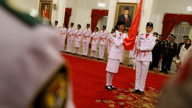 Anggota Pasukan Pengibar Bendera (Paskibraka) tahun 2015 asal Lampung Della Elvira (kiri) mewakili rekan-rekannya, saat pengukuhan yang dipimpin Presiden Joko Widodo di Istana Negara, Jakarta, Sabtu (15/8).
