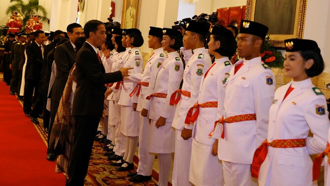 Presiden Joko Widodo menyalami anggota Pasukan Pengibar Bendera (Paskibraka) tahun 2015 usai pengukuhan di Istana Negara, Jakarta, Sabtu (15/8). 