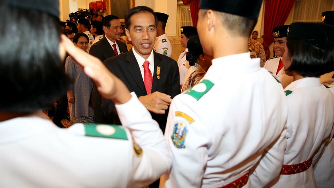 Presiden Joko Widodo menyalami anggota Pasukan Pengibar Bendera (Paskibraka) tahun 2015 usai pengukuhan di Istana Negara, Jakarta, Sabtu (15/8). 