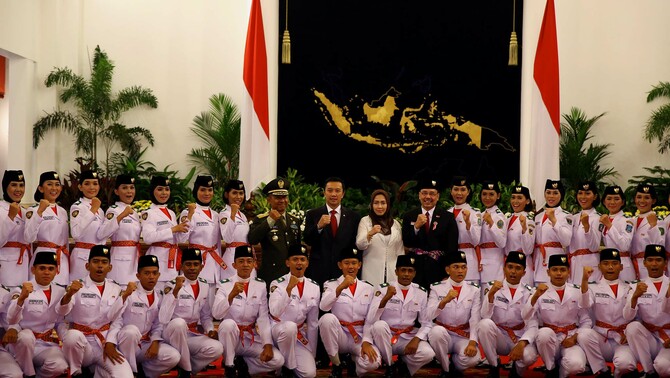 Menteri Pemuda dan Olah Raga Imam Nahrawi bersama anggota Pasukan Pengibar Bendera (Paskibraka) tahun 2015 meneriakan yel-yel seusai pengukuhan yang dipimpin oleh Presiden Joko Widodo di Istana Negara, Jakarta, Sabtu (15/8). 