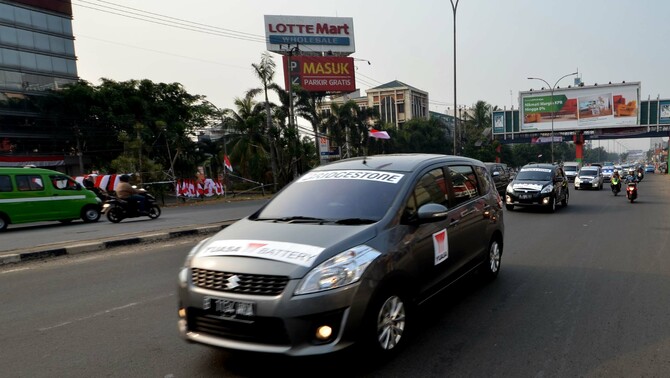 Member Ertiga Cuub Indonesia saat konvoi merah Putih ERCI Tangerang di Serpong, Tangerang, Sabtu (15/8). Konvoi yang diikuti lebih dari 80 kendaraan ini meupakan bagian dari HUT ERCI Tangerang ke-3 dan Peringatan HUT ke-70 Republik Indonesia.