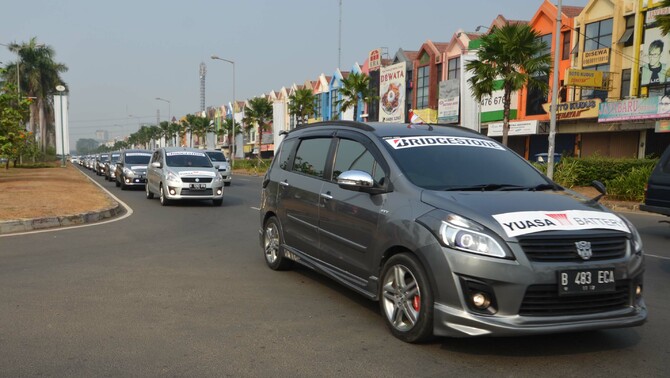 Konvoi Merah Putih ERCI
Member Ertiga Cuub Indonesia saat konvoi merah Putih ERCI Tangerang di Serpong, Tangerang, Sabtu (15/8). Konvoi yang diikuti lebih dari 80 kendaraan ini meupakan bagian dari HUT ERCI Tangerang ke-3 dan Peringatan HUT ke-70 Republik Indonesia.
