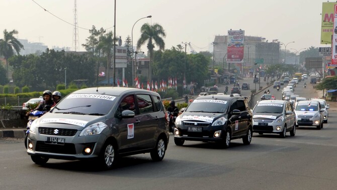 Konvoi Merah Putih ERCI
Member Ertiga Cuub Indonesia saat konvoi merah Putih ERCI Tangerang di Serpong, Tangerang, Sabtu (15/8). Konvoi yang diikuti lebih dari 80 kendaraan ini meupakan bagian dari HUT ERCI Tangerang ke-3 dan Peringatan HUT ke-70 Republik Indonesia.
