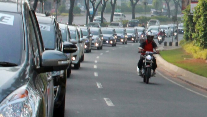 Konvoi Merah Putih ERCI
Member Ertiga Cuub Indonesia saat konvoi merah Putih ERCI Tangerang di Serpong, Tangerang, Sabtu (15/8). Konvoi yang diikuti lebih dari 80 kendaraan ini meupakan bagian dari HUT ERCI Tangerang ke-3 dan Peringatan HUT ke-70 Republik Indonesia.
