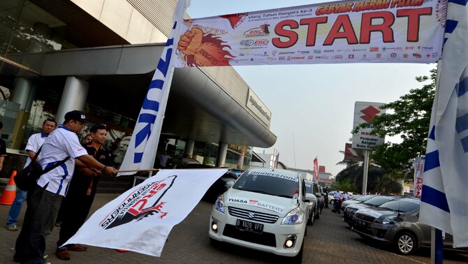 Ketua ERCI Tangerang Eko Kusnandar (kiri) bersama Kepala Bengkel Sejahtera Buana Trida Caca saat melepas peserta konvoi merah Putih ERCI Tangerang di Serpong, Tangerang, Sabtu (15/8). Konvoi yang diikuti lebih dari 80 kendaraan ini meupakan bagian dari HUT ERCI Tangerang ke-3 dan Peringatan HUT ke-70 Republik Indonesia.
