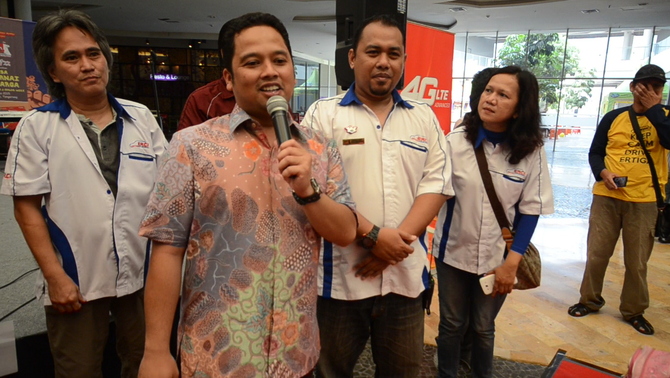 Walikota Tangerang Arief R. Wismansyah saat membuka lomba mewarnai yang diselenggarakan Ertiga Club Indonesia (ERCI) Tangerang guna memperingatai HUT RI ke-70 Republik Indonesia dan HUT ke-3 ERCI Tangerang di Tangerang, Minggu (16/8).