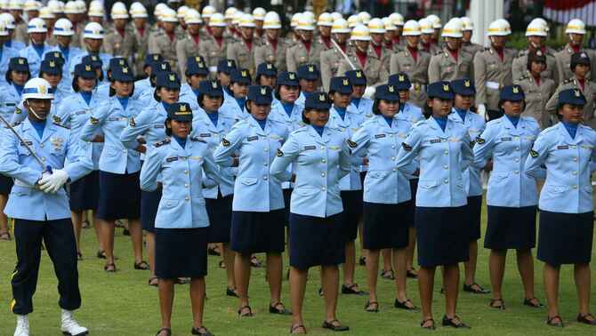 ejumlah pasukan wanita TNI Angkatan Udara mengikuti upacara peringatan detik-detik proklamasi dalam rangka HUT RI ke -70 di Istana Merdeka, Jakarta, Senin (17/8).