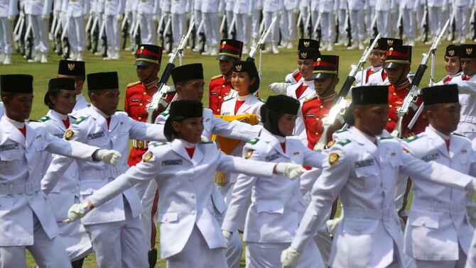Sejumlah petugas paskibraka menjalankan tugasnya dalam upacara peringatan detik-detik proklamasi dalam rangka HUT RI ke -70 di Istana Merdeka, Jakarta, Senin (17/8).