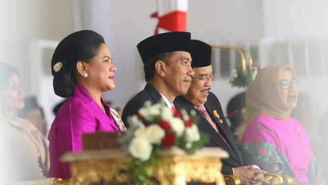 Presiden RI Joko Widodo bersama Ibu negara Iriana, dan Wakil Presiden Jusuf Kalla bersama Ibu Mufida Kalla dalam upacara peringatan detik-detik proklamasi dalam rangka HUT RI ke -70 di Istana Merdeka, Jakarta, Senin (17/8).