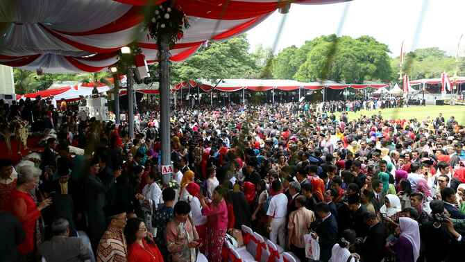 Tamu undangan tumpah ruah usai upacara peringatan detik-detik proklamasi dalam rangka HUT RI ke -70 di Istana Merdeka, Jakarta, Senin (17/8).