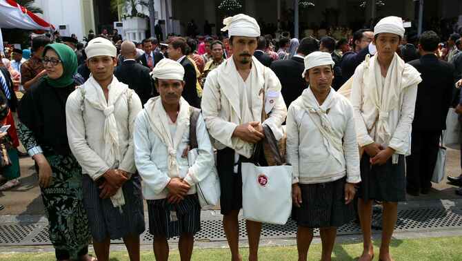 Warga suku Badui Banten tampak bersama sejumlah tamu undangan lainnya usai upacara peringatan detik-detik proklamasi dalam rangka HUT RI ke -70 di Istana Merdeka, Jakarta, Senin (17/8).