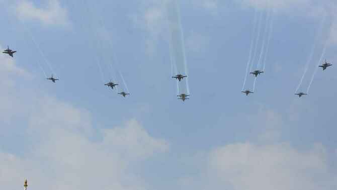 Sejumlah pesawat tempur TNI AU F-5 melakukan flaying pass dalam peringatan detik-detik proklamasi dalam rangka HUT RI ke -70 di Istana Merdeka, Jakarta, Jumat (17/8).