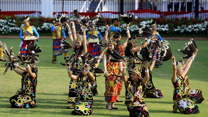 Atraksi seni memperingati HUT ke-70 Kemerdekaan Indonesia dari kalimantan timur menghibur tamu undangan Istana Merdeka, Jakarta, Senin (17/8).