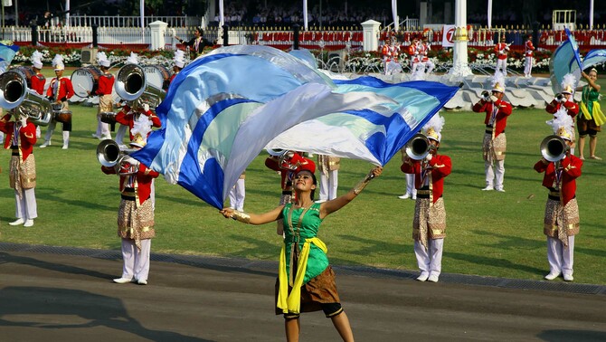 Atraksi seni memperingati HUT ke-70 Kemerdekaan Indonesia dari Marching Band Gita Surosowan, menghibur tamu undangan Istana Merdeka, Jakarta, Senin (17/8). 