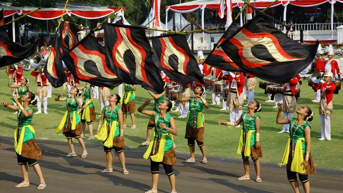 Atraksi seni memperingati HUT ke-70 Kemerdekaan Indonesia dari Marching Band Gita Surosowan, menghibur tamu undangan Istana Merdeka, Jakarta, Senin (17/8). 