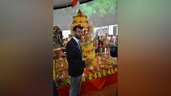 Lorenzo Veltri, juri dari Guinness World Records (berdasi) bersama dua rekannya di samping tumpeng nasi kuning tertinggi di dunia dalam World Expo Milan 2015, Italia, 17 Agustus 2015.