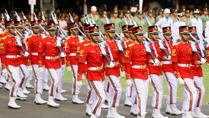 Pasukan Pengaman Presiden (Paspampres) yang tergabung dalam paskibraka saat Upacara Penurunan Bendera HUT ke-70 RI di Halaman Istana Merdeka, Jakarta, Senin (17/8) sore.