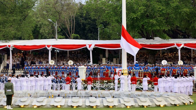 Paskibraka menjalankan tugasnya saat Upacara Penurunan Bendera HUT ke-70 RI di Halaman Istana Merdeka, Jakarta, Senin (17/8) sore.