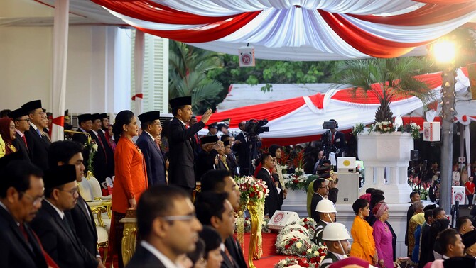 Presiden Joko Widodo memberi hormat saat Upacara Penurunan Bendera HUT ke-70 RI di Halaman Istana Merdeka, Jakarta, Senin (17/8) sore.