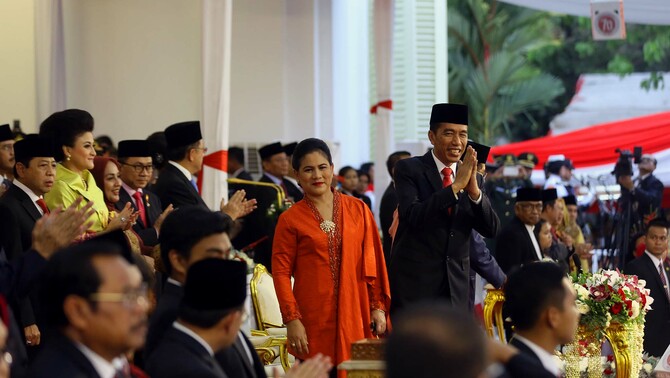 Presiden Joko Widodo berserta Ibu negara Iriana memberikan salam kepada tamu undangan yang hadir, usai Upacara Penurunan Bendera HUT ke-70 RI di Halaman Istana Merdeka, Jakarta, Senin (17/8) sore.