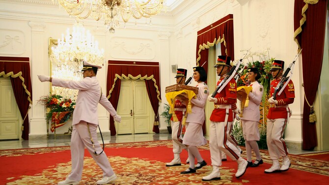 Paskibraka membawa bendera pusaka kedalam Istana Merdeka usai upacara Penurunan Bendera HUT ke-70 RI di Halaman Istana Merdeka, Jakarta, Senin (17/8) sore.