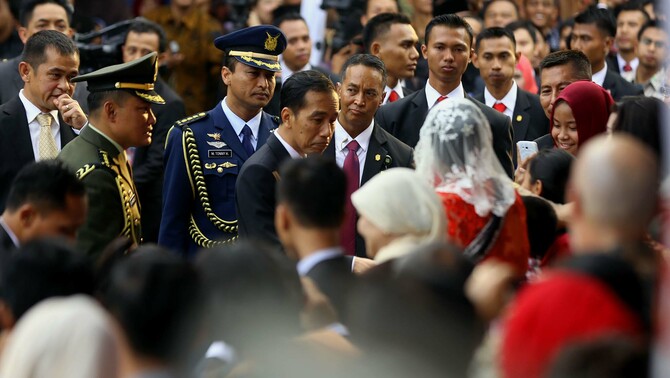 Presiden Joko Widodo (tengah), menyalami warga yang diundang dalam Peringatan HUT ke-70 Kemerdekaan Indonesia di Halaman Istana Merdeka, Jakarta, Senin (17/8). 