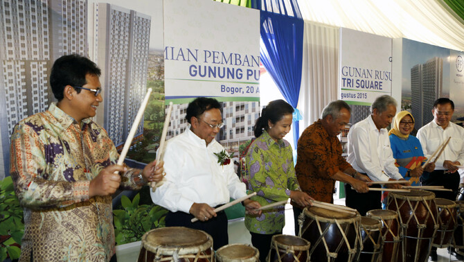 Menteri Badan Usaha Milik Negara (BUMN) Rini M Soemarno, Menteri Pekerjaan Umum dan Perumahan Rakyat (PUPR) Basuki Hadimuljono, Direktur Utama PT PP (persero) Tbk Bambang Triwibowo memukul perkusi saat diresmikannya Rusunami Gunung Putri Square, Bogor, Kamis (20/8/2015).