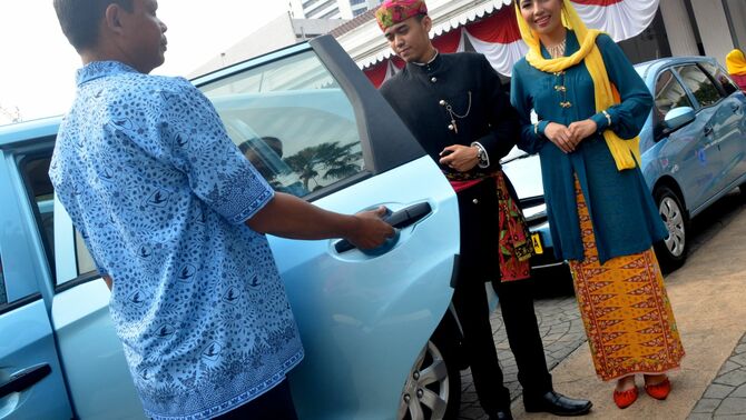 Abang dan None DKI Jakarta mencoba Taxi Blue Bird MPV (Multi Purpose Vehicle) usai diluncurkan oleh Gubernur DKI Jakarta Basuki Tjahaja Purnama 