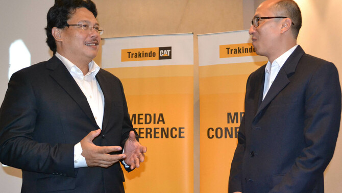 Chief Marketing Officer Trakindo Ivan Tulong (kiri) berbincang dengan Customer Relationship Management Manager Arif Prawira di sela acara Bincang Perspektif Trakindo Utama di Jakarta, Rabu (26/8).  


